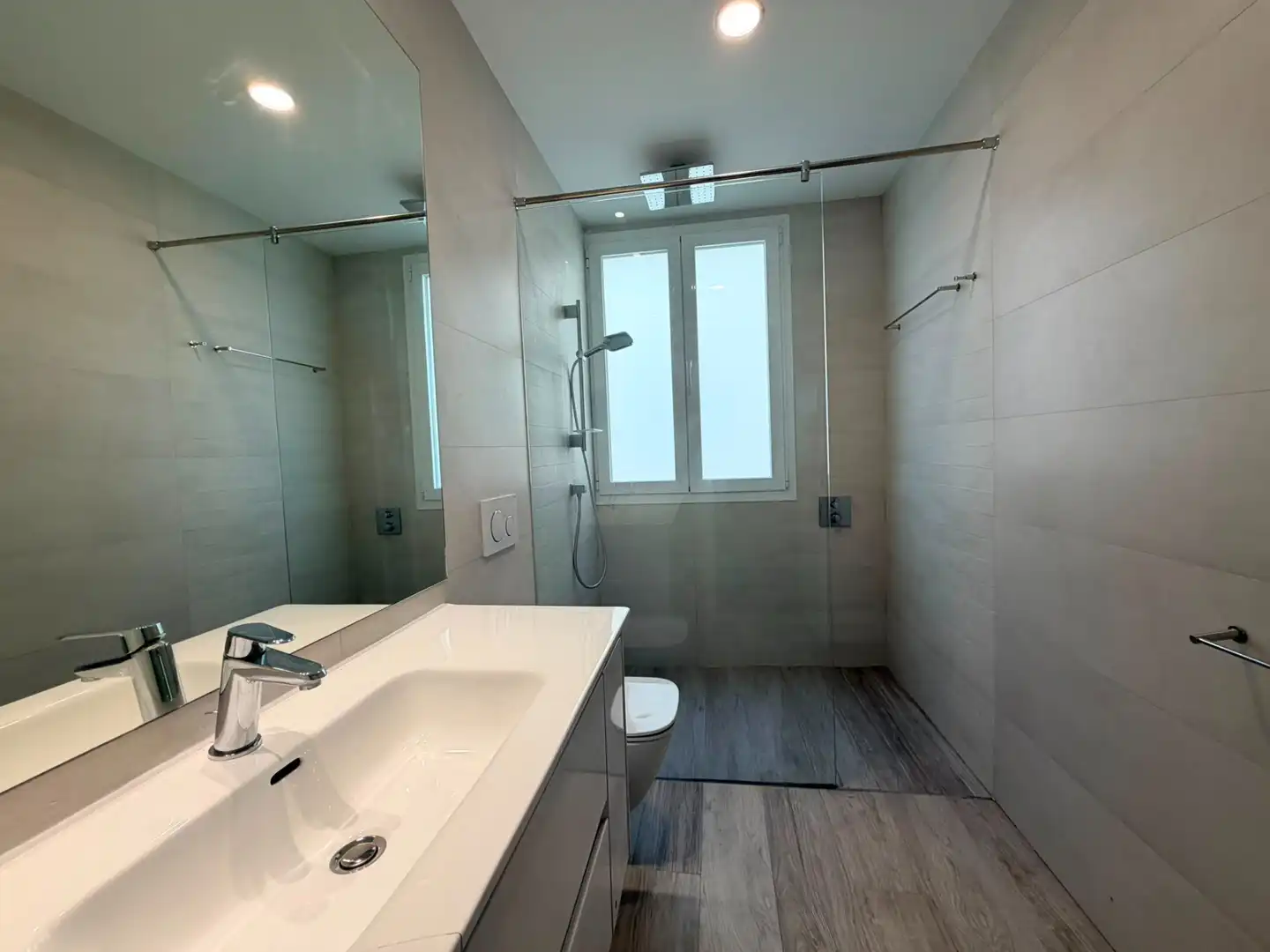 Bathroom of Flat for sale in Madrid  with Air Conditioner, Heating and Storage room