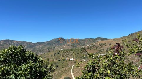 Finca, 5 hab, 2 salones, 2 cocinas, situada entre montañas