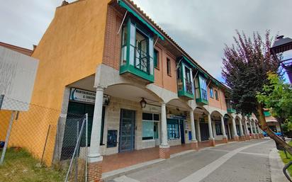 Exterior view of Single-family semi-detached for sale in Sevilla la Nueva  with Air Conditioner and Terrace