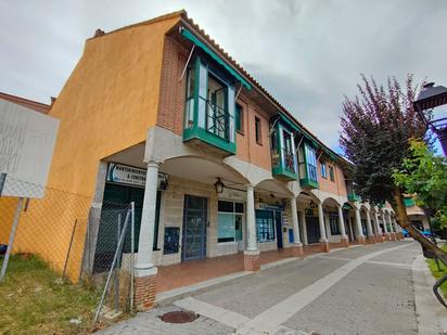 Exterior view of Single-family semi-detached for sale in Sevilla la Nueva  with Air Conditioner and Terrace