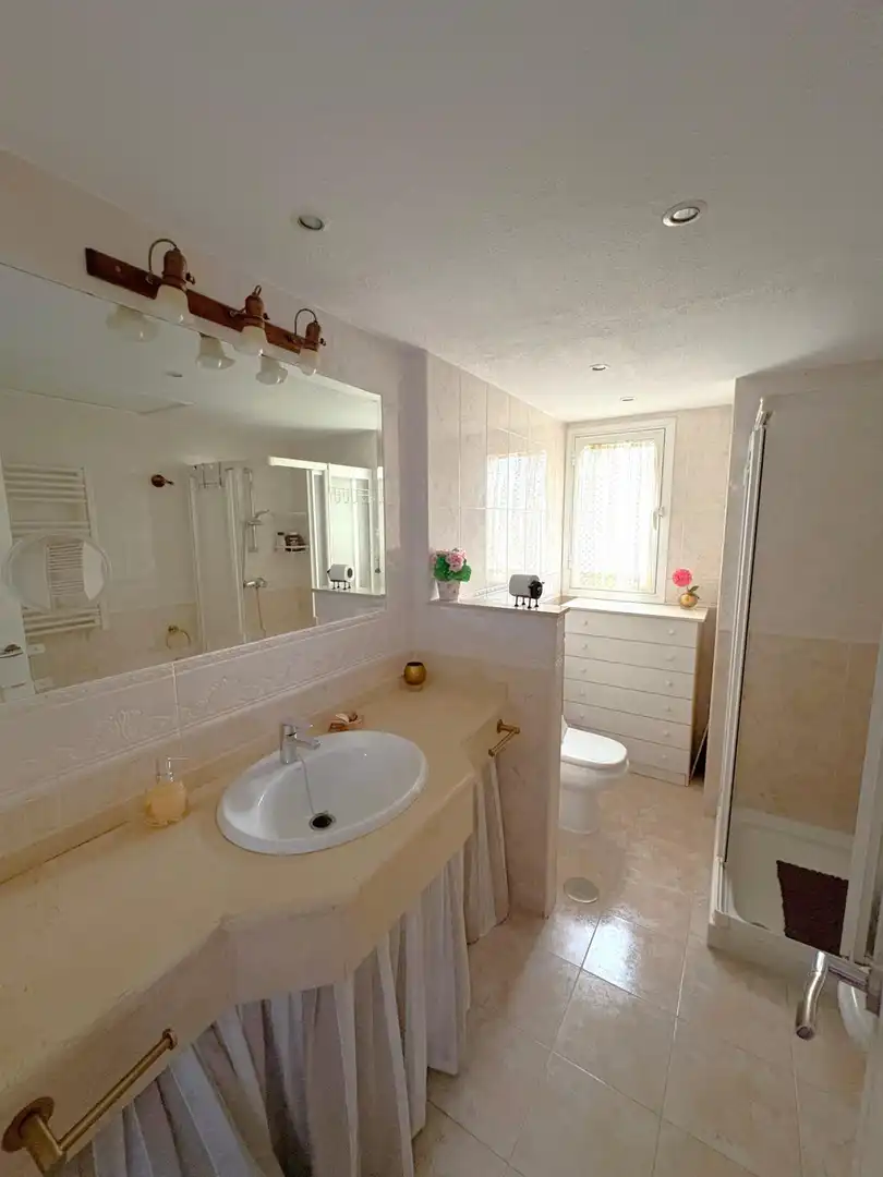 Badezimmer von Wohnung zum Verkauf in Fuengirola mit Klimaanlage, Heizung und Terrasse