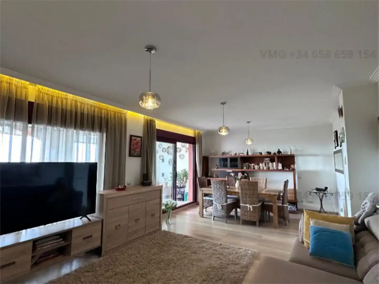 Sala d'estar de Casa o xalet en venda en Benahavís amb Aire condicionat i Balcó