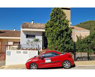 Vista exterior de Casa o xalet en venda en Estepona amb Jardí privat i Terrassa