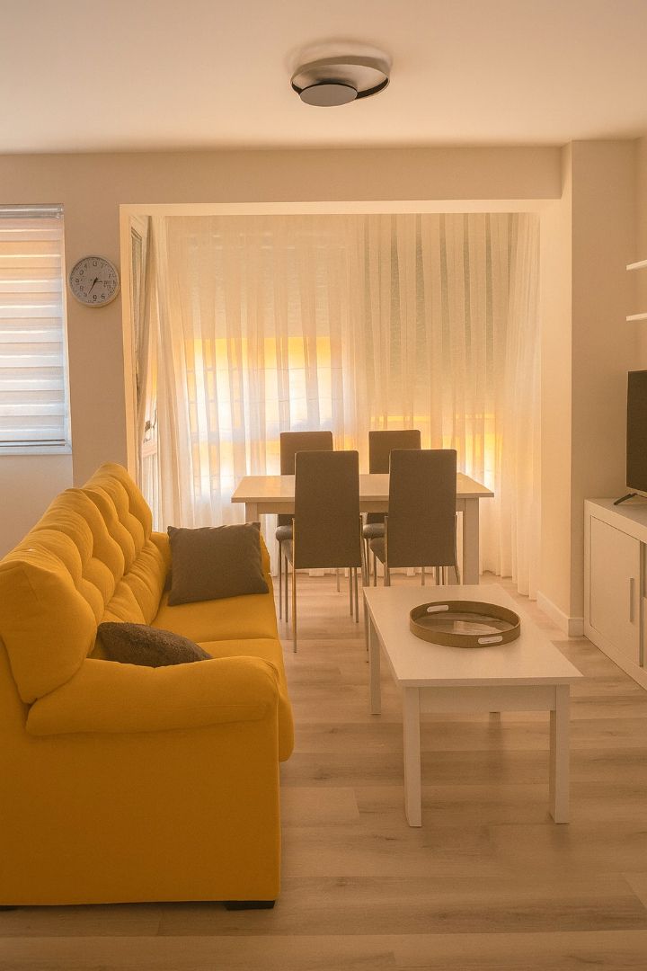 Sala d'estar de Pis de lloguer en Santander amb Moblat i Forn