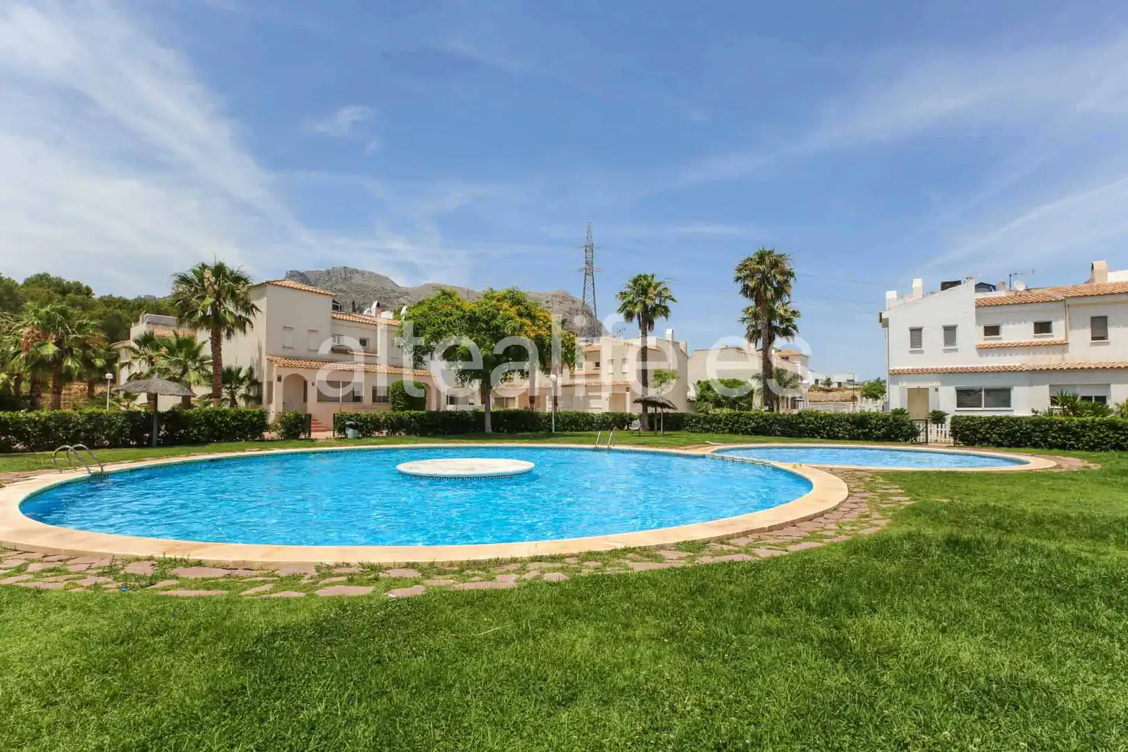 Vista exterior de Casa adosada en venda en La Nucia amb Terrassa i Piscina comunitària
