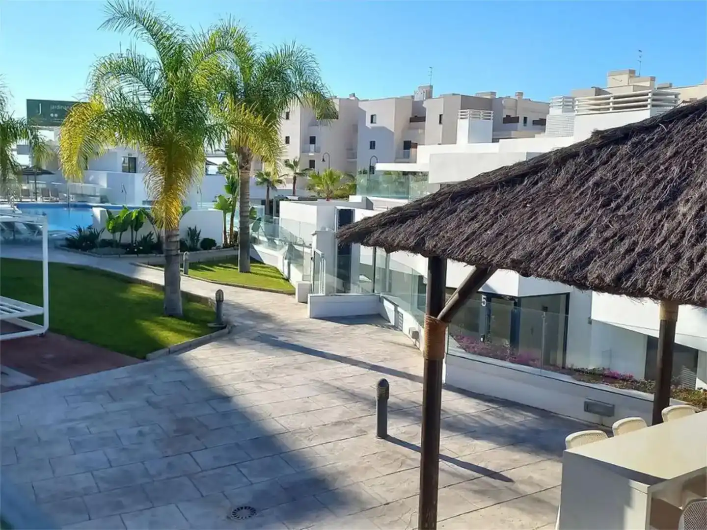 Vista exterior de Pis en venda en Mijas amb Aire condicionat, Piscina i Balcó