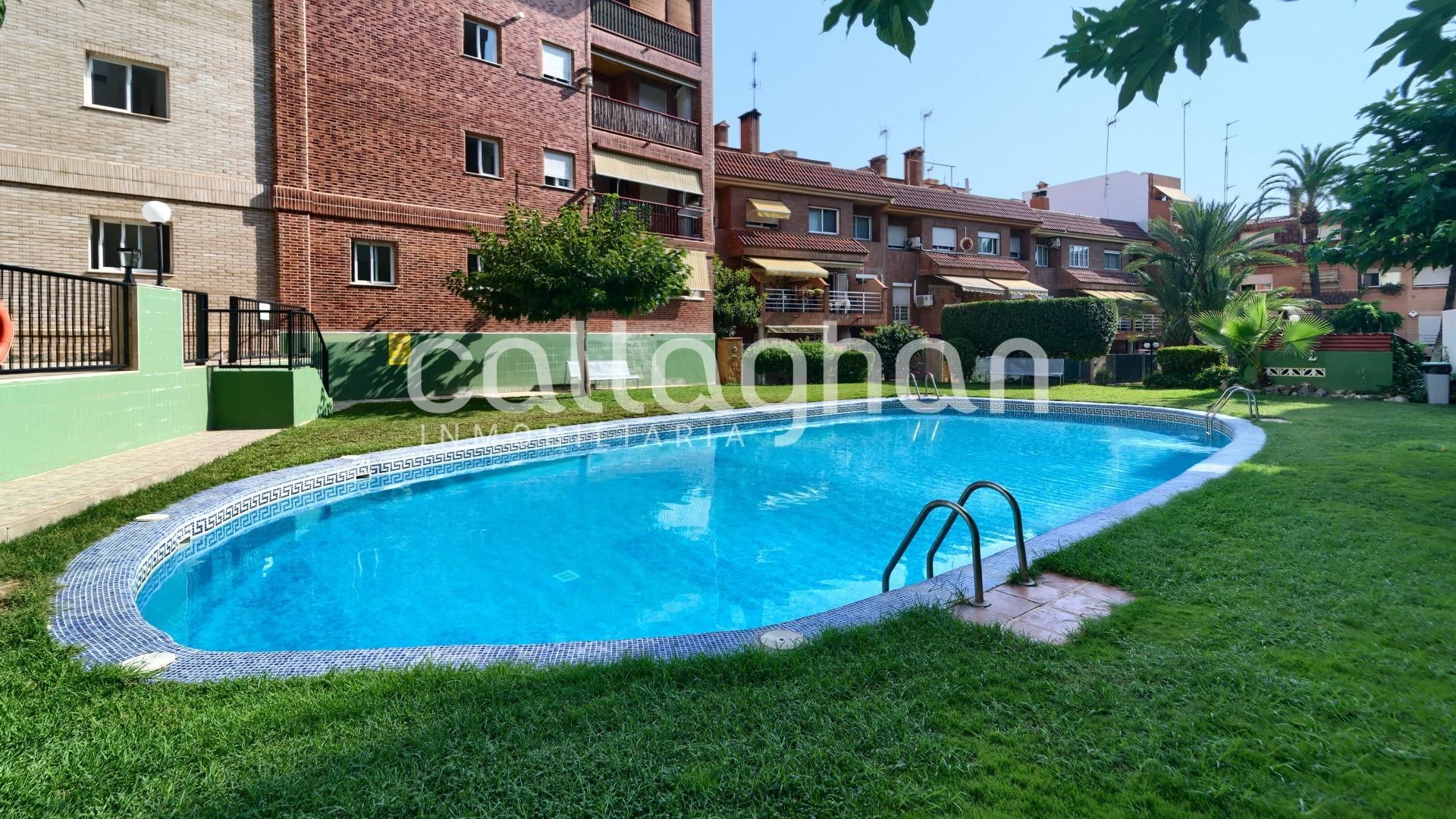 Piscina de Casa adosada en venda en Paterna amb Aire condicionat, Calefacció i Jardí privat