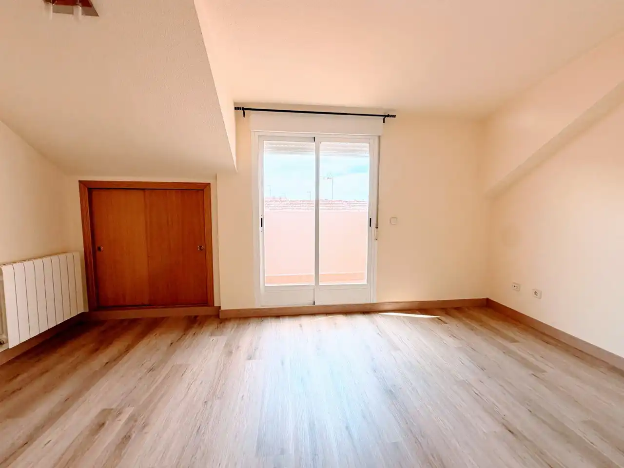 Habitación de Ático de alquiler en Paracuellos de Jarama con Terraza, Horno y Lavadora