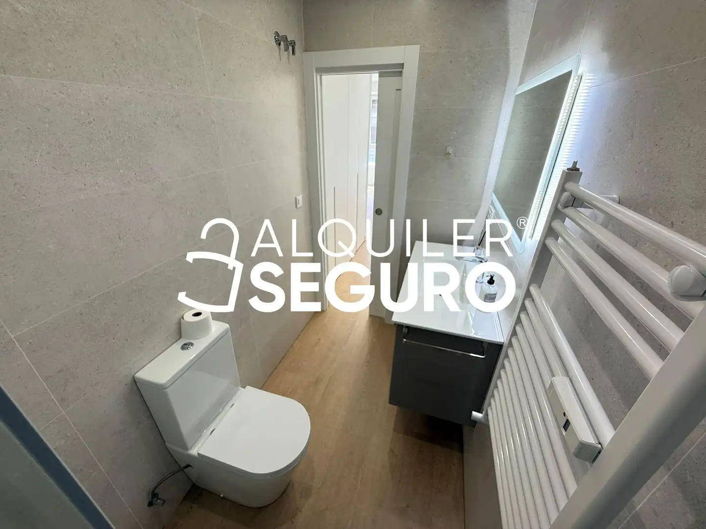 Bathroom of Flat for rent in Madrid  with Air Conditioner and Heating