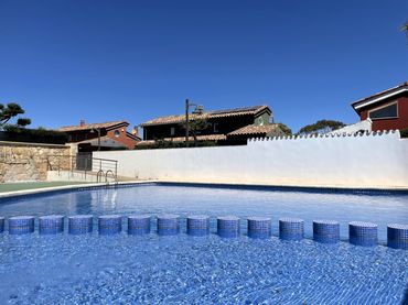 Casa pareada con piscina en venta en Carretera de ľ Estación 209