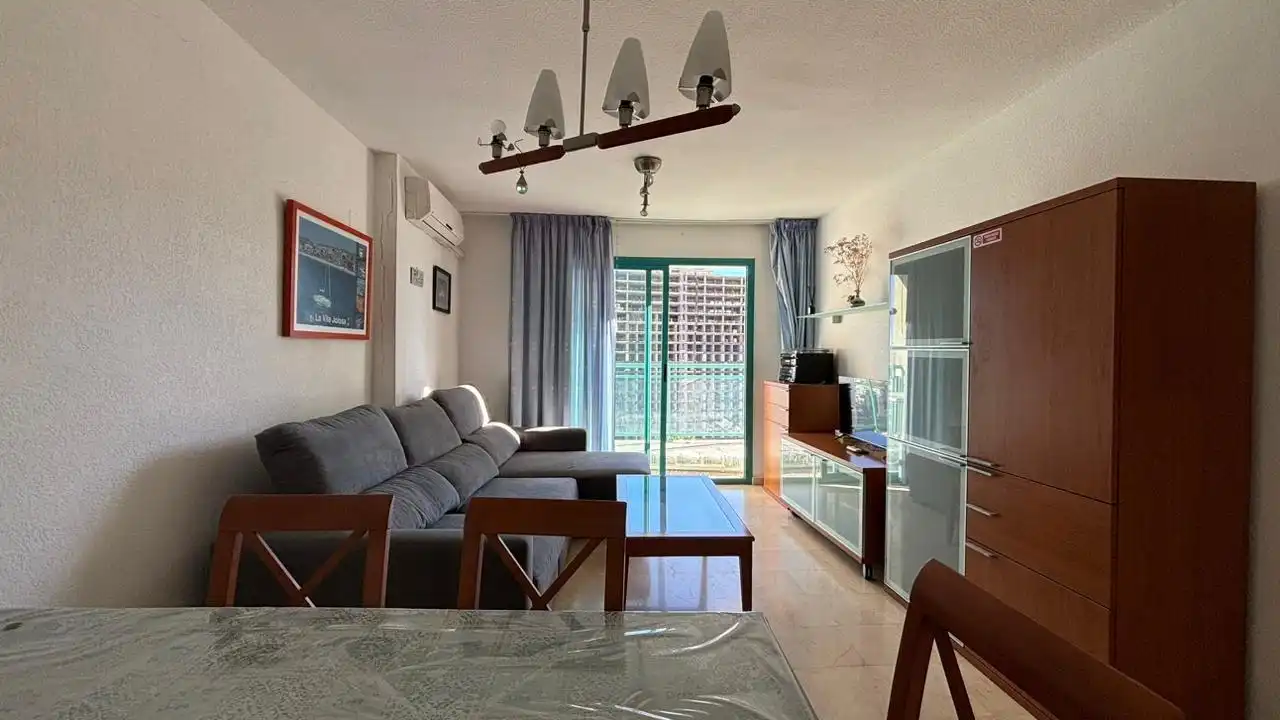 Sala d'estar de Apartament de lloguer en Villajoyosa / La Vila Joiosa amb Aire condicionat, Jardí privat i Terrassa