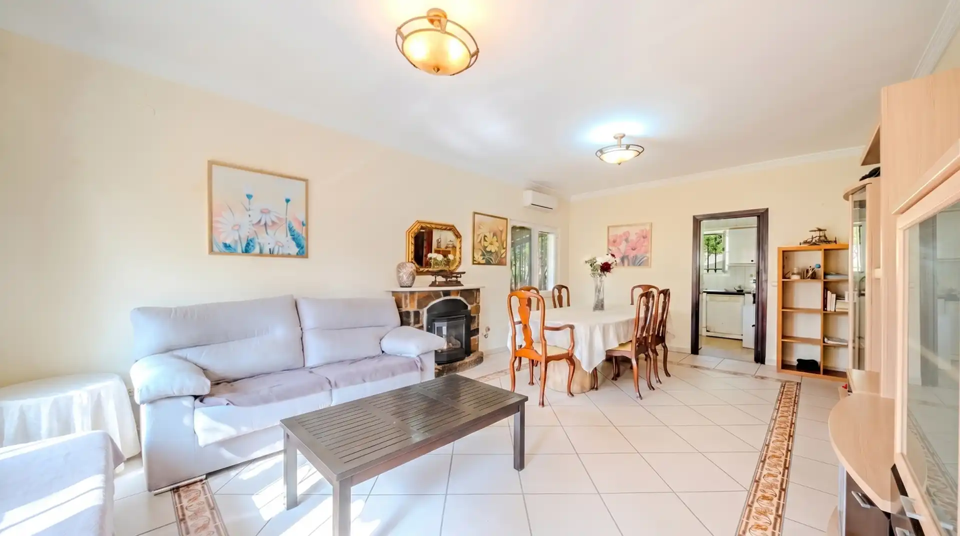 Sala d'estar de Casa o xalet en venda en Manilva amb Aire condicionat i Terrassa
