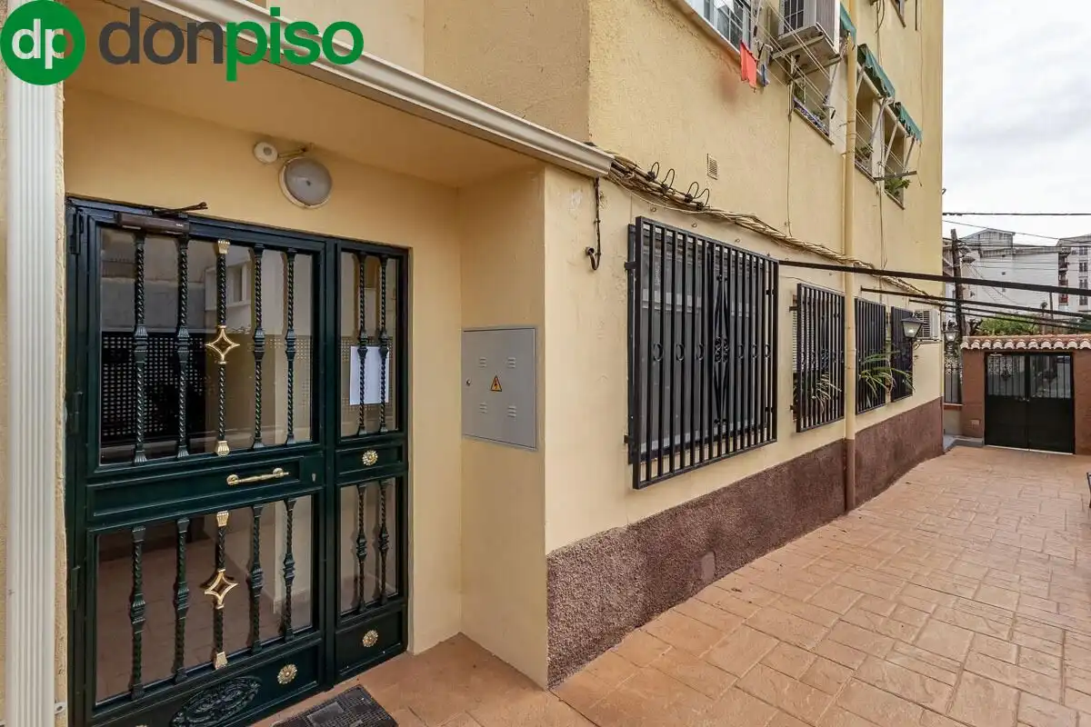 Exterior view of Flat for sale in Granada  with Air Conditioner and Parquet flooring