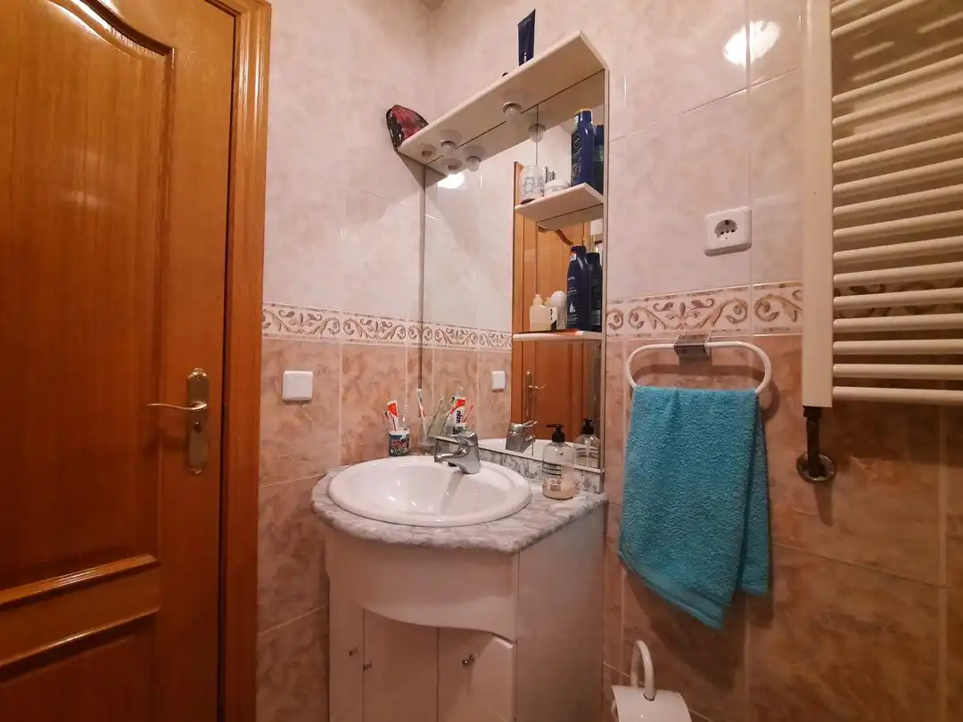 Baño de Casa adosada en venta en Escalona con Aire acondicionado, Calefacción y Jardín privado