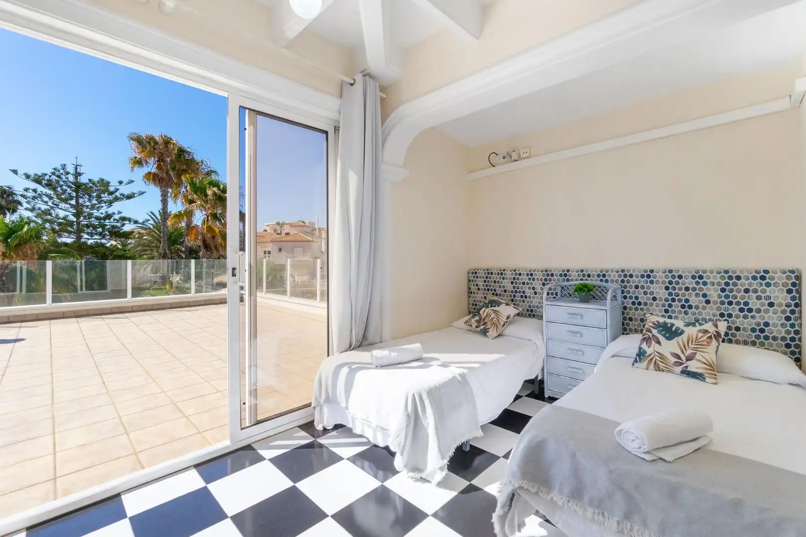 Dormitori de Casa o xalet en venda en Orihuela amb Aire condicionat, Jardí privat i Terrassa