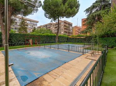 Pis amb piscina en venda a Calle Calle Saliente