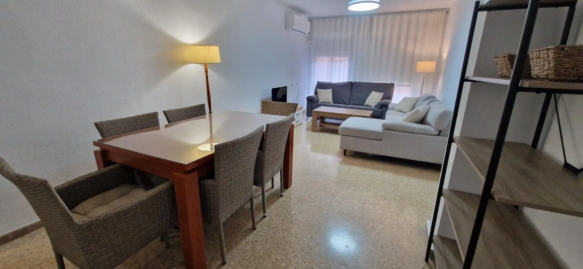 Wohnzimmer von Wohnung zur untervermieten in Córdoba mit Klimaanlage, Abstellraum und Balkon