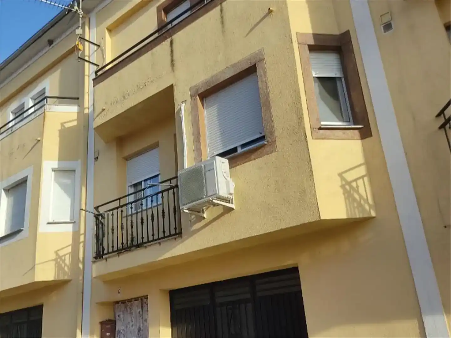 Vista exterior de Casa adosada en venda en Zarza de Granadilla amb Aire condicionat i Moblat
