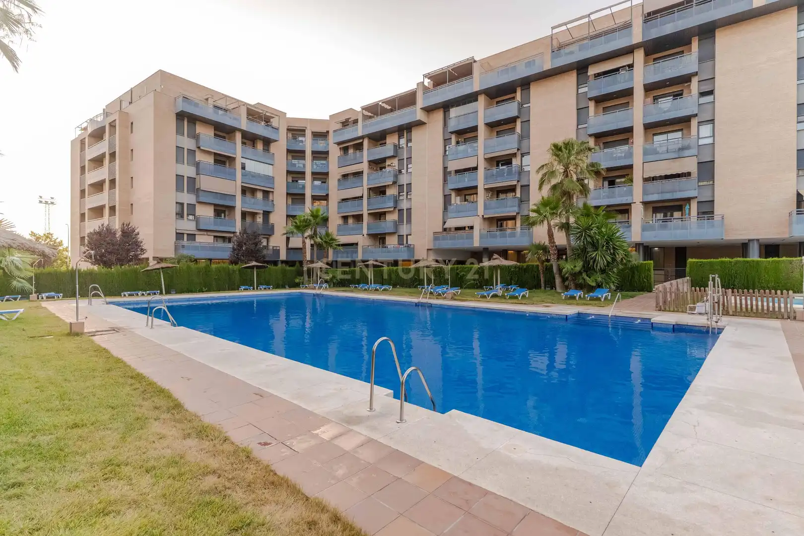 Piscina de Apartament en venda en Granada amb Aire condicionat, Traster i Piscina