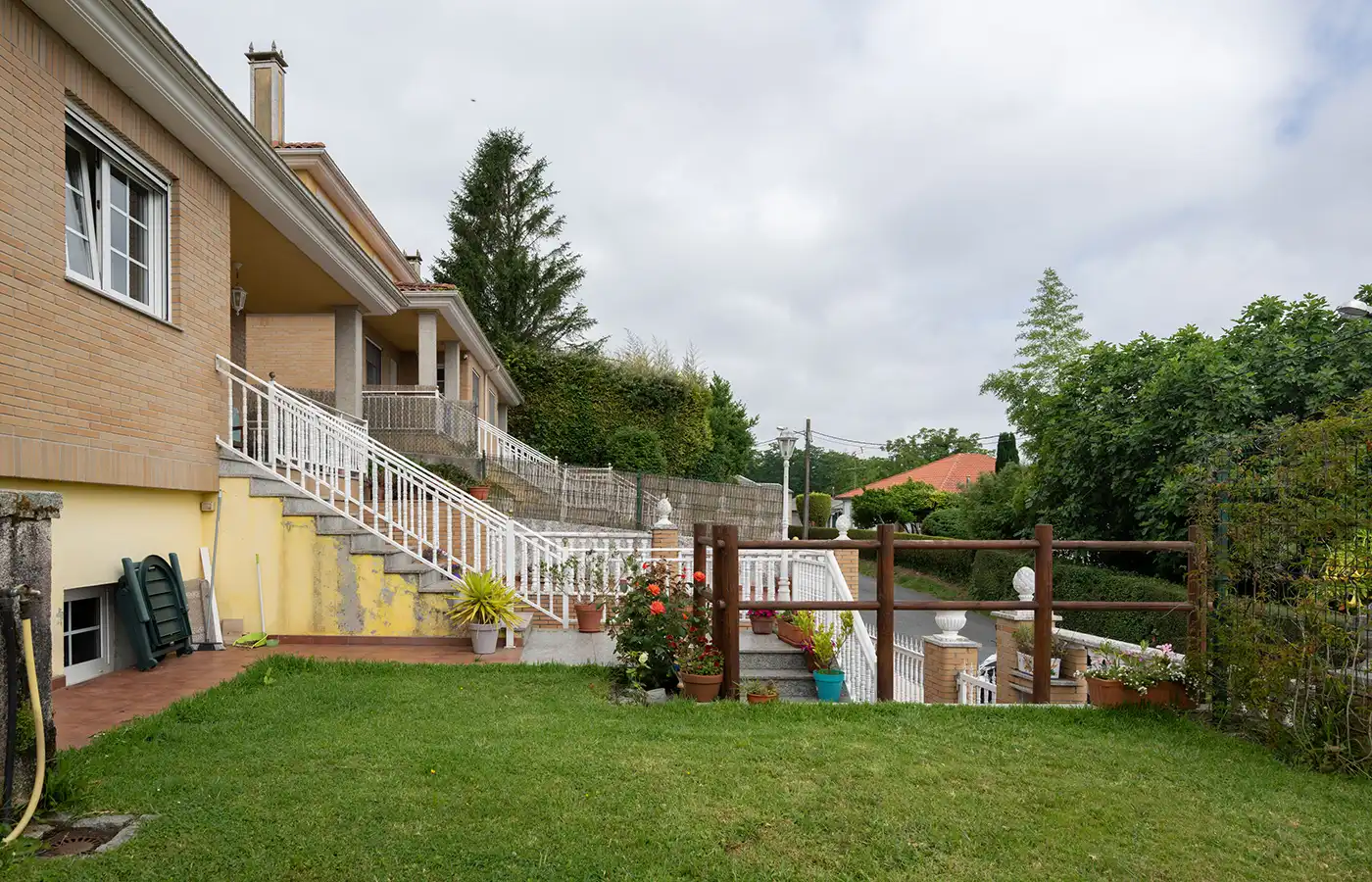 Vista exterior de Casa o chalet en venta en Oleiros con Calefacción, Jardín privado y Parquet