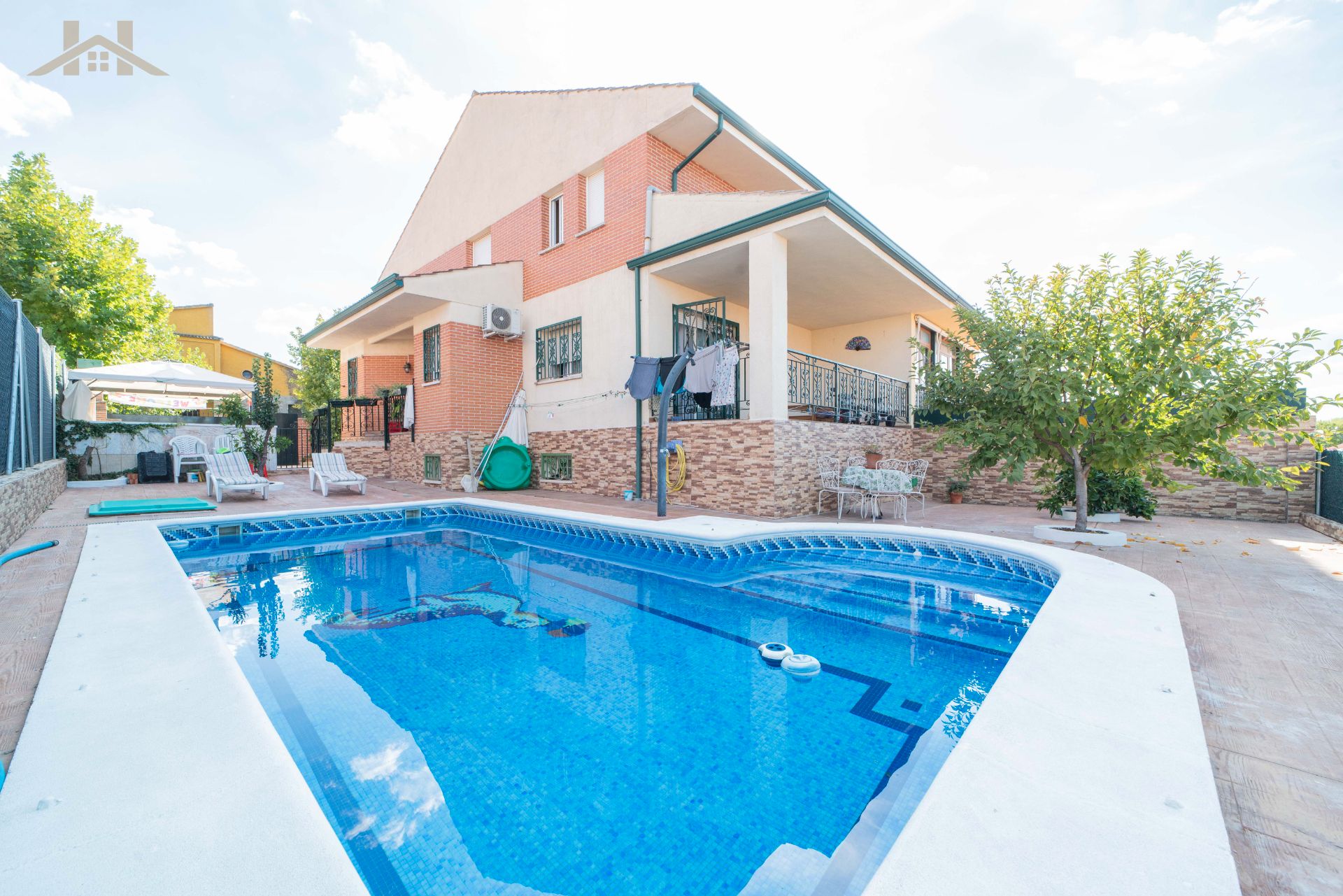 Schwimmbecken von Einfamilien-Reihenhaus zum verkauf in Batres mit Klimaanlage, Heizung und Privatgarten