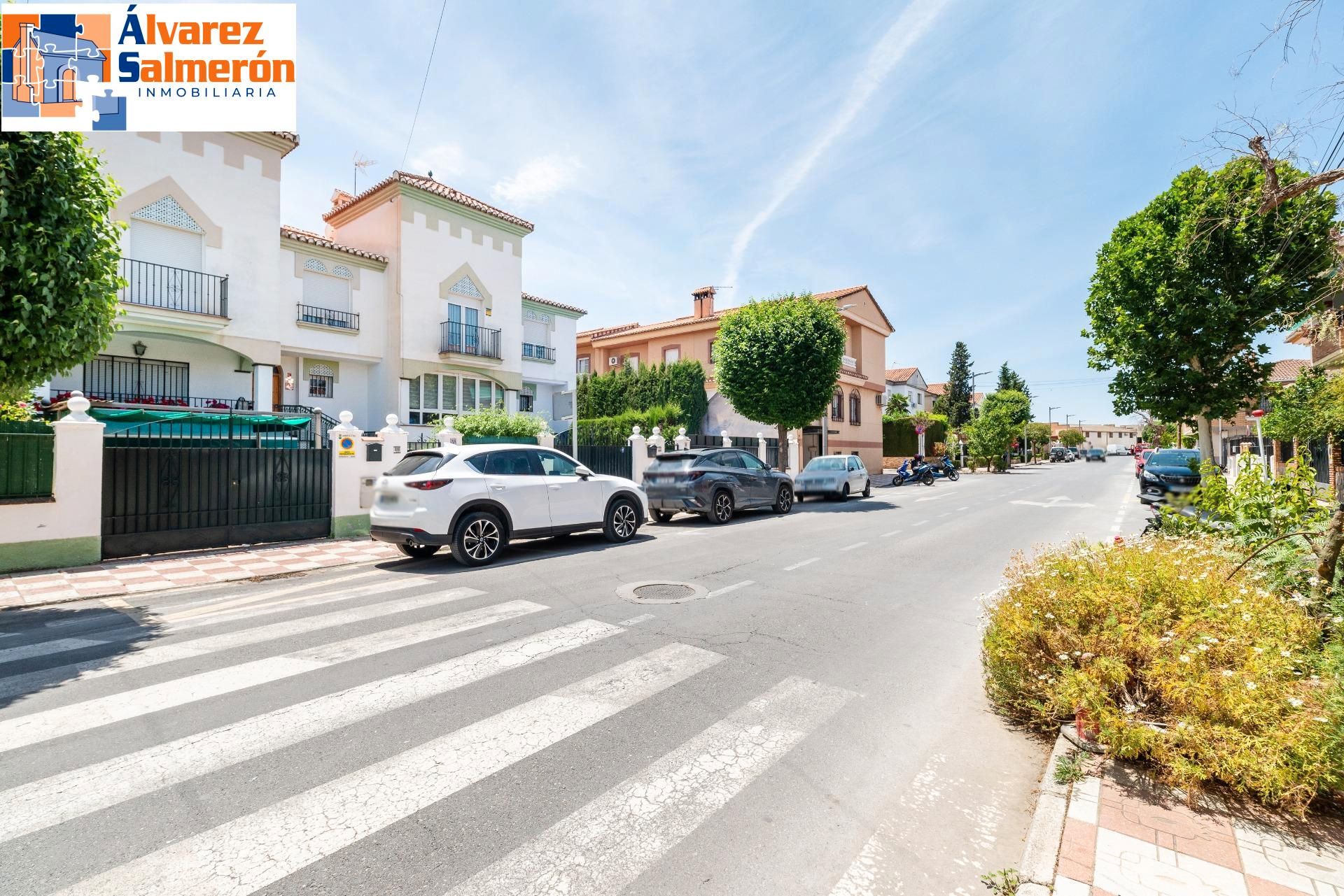 Exterior view of Single-family semi-detached for sale in  Granada Capital  with Air Conditioner, Heating and Swimming Pool