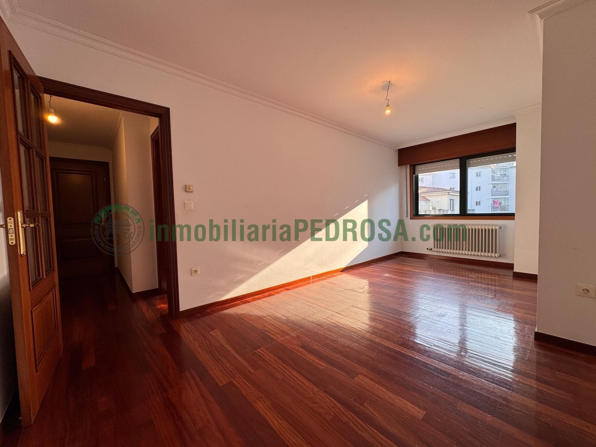 Sala d'estar de Pis en venda en Pontevedra Capital  amb Calefacció i Traster