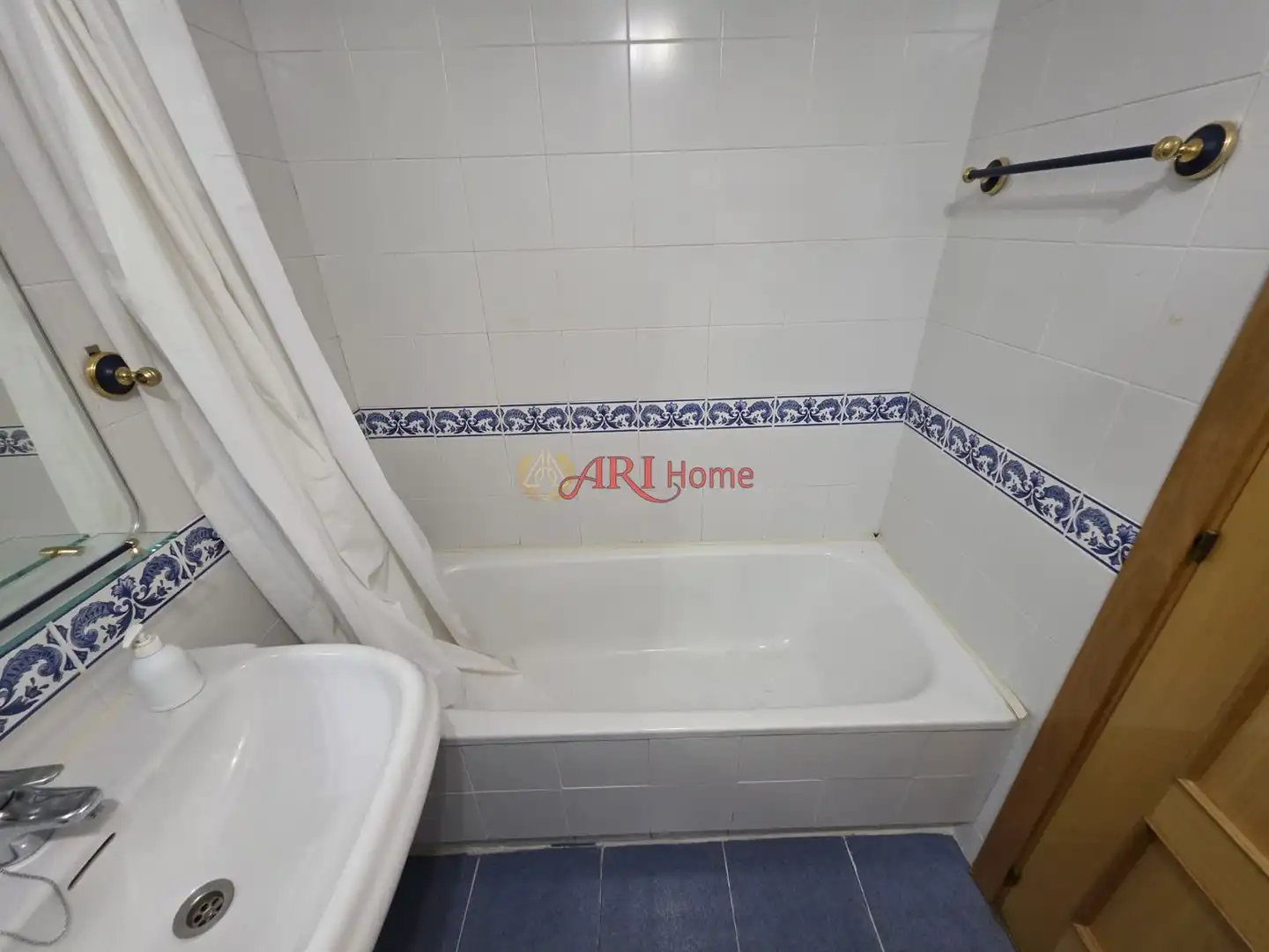 Bathroom of Flat for sale in Fuenlabrada  with Air Conditioner, Heating and Swimming Pool
