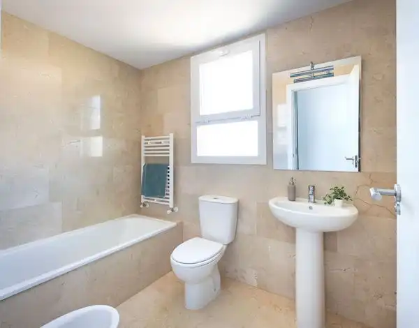 Bathroom of Flat for rent in Madrid  with Storage room, Pets allowed and Community pool