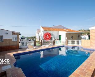 Vista exterior de Casa o xalet en venda en Vélez-Málaga amb Aire condicionat, Terrassa i Piscina