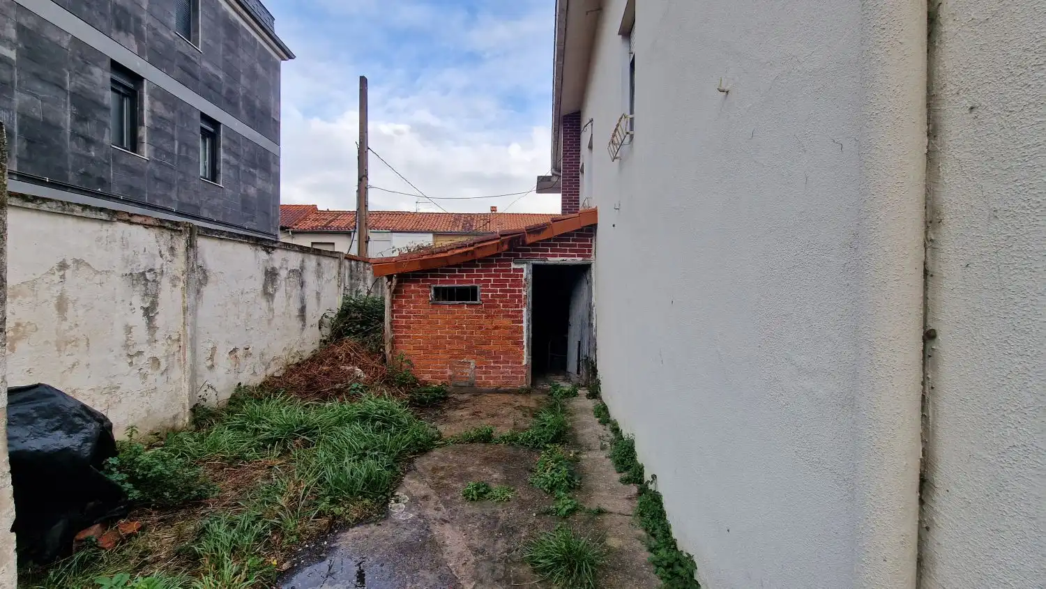 Vista exterior de Casa o xalet en venda en Torrelavega  amb Terrassa, Traster i Balcó
