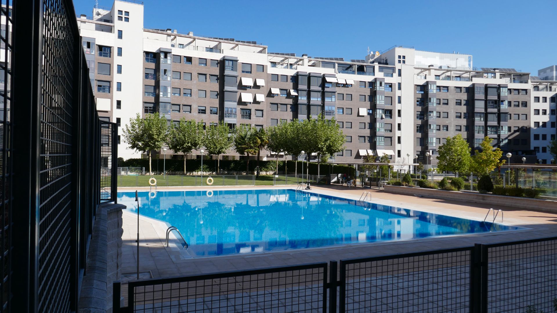 Swimming pool of Apartment to rent in  Madrid Capital  with Air Conditioner, Heating and Storage room