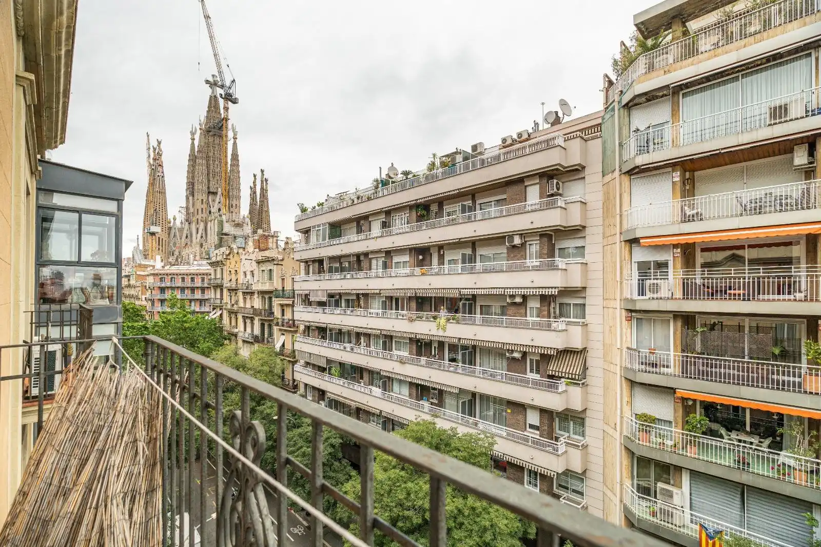 Außenansicht von Wohnung zum Verkauf in Barcelona mit Klimaanlage, Heizung und Parkett