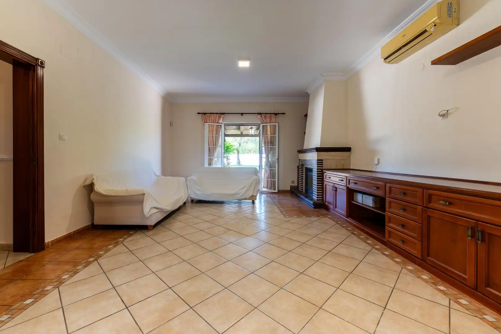 Sala de estar de Casa o chalet en venta en Palomares del Río con Aire acondicionado, Calefacción y Jardín privado