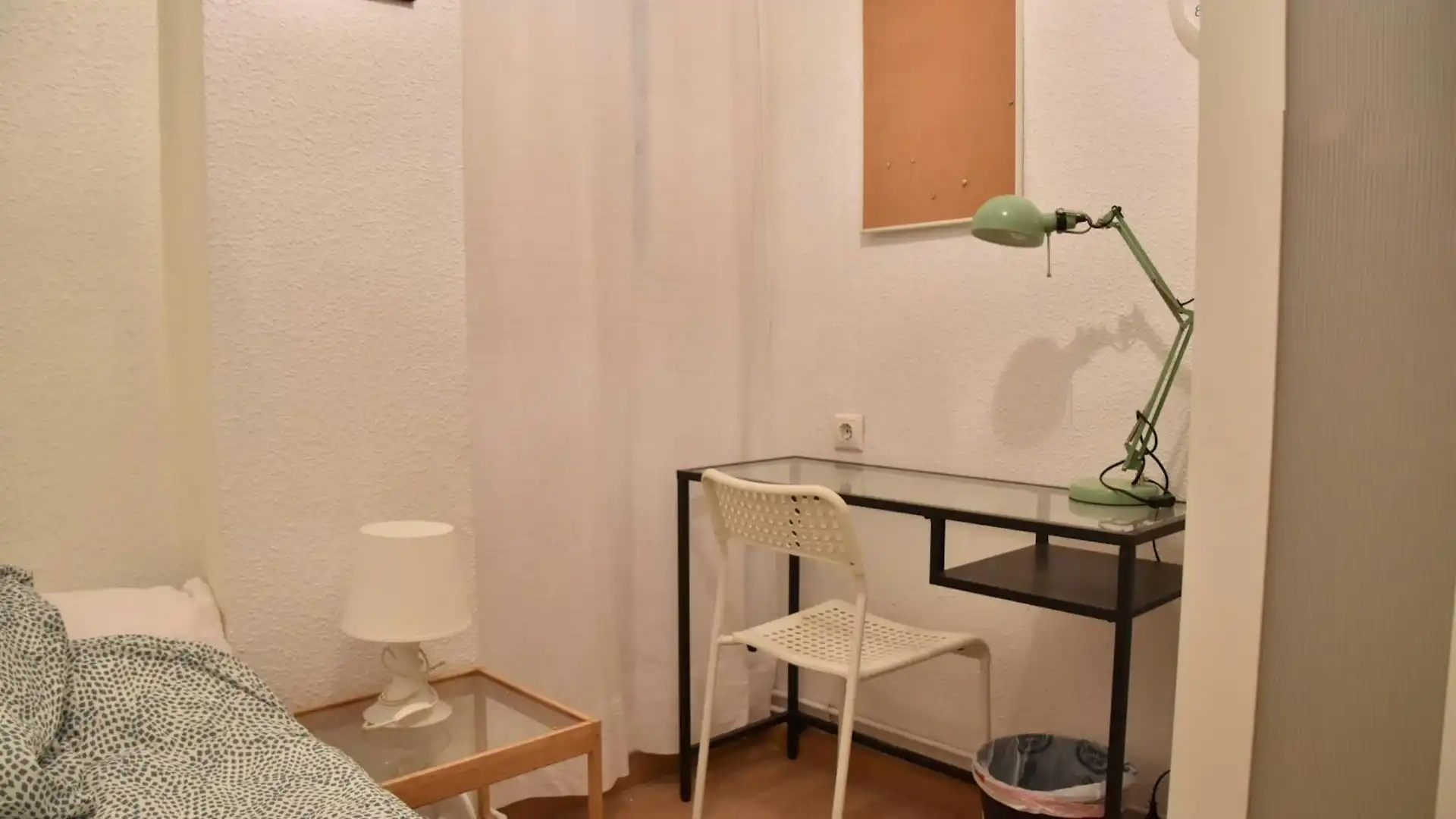Habitación de Piso para compartir en  Valencia Capital con Lavadora y TV