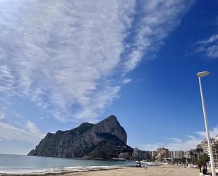 Vista exterior de Àtic en venda en Calpe / Calp amb Aire condicionat, Terrassa i Piscina