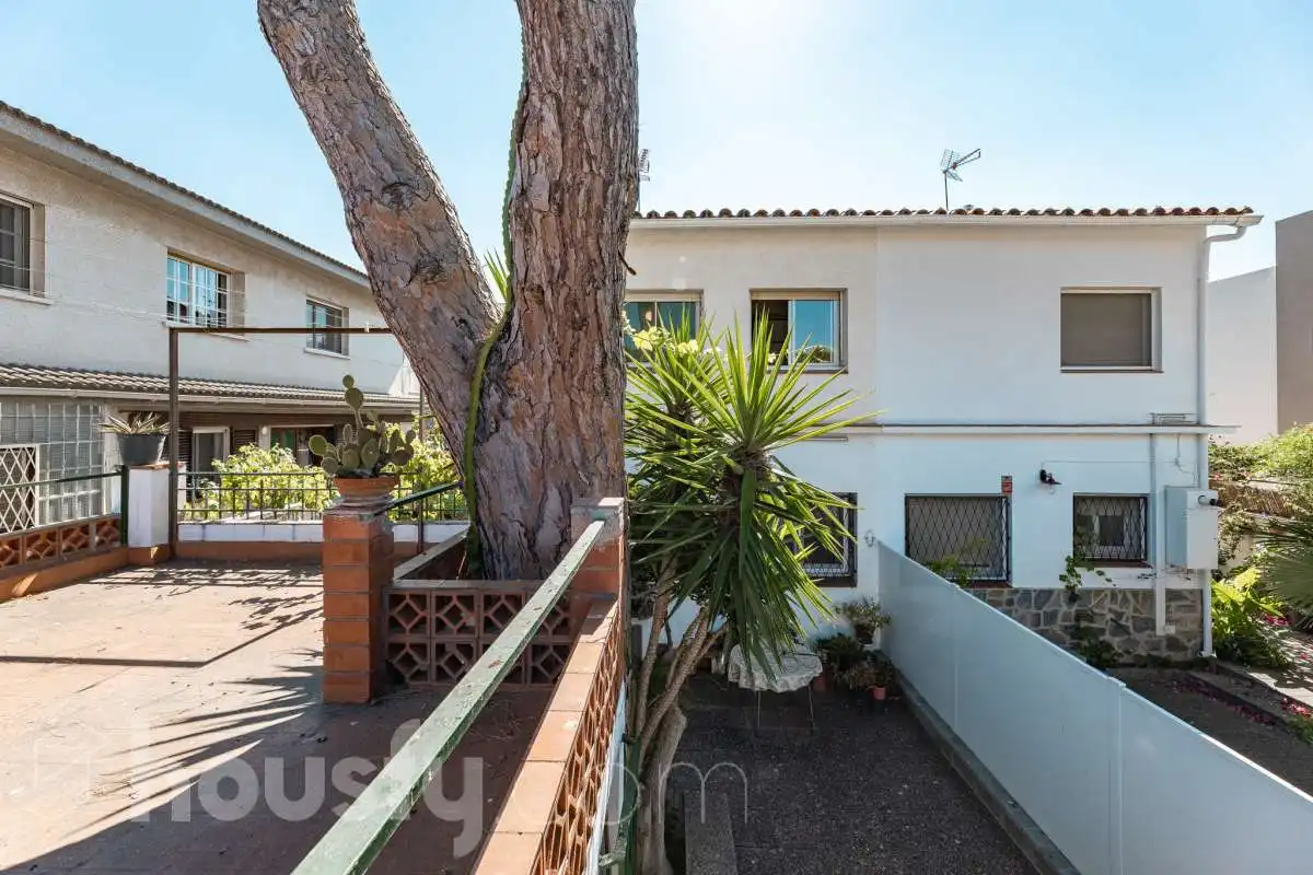 Vista exterior de Casa o xalet en venda en Castelldefels amb Jardí privat, Terrassa i Traster