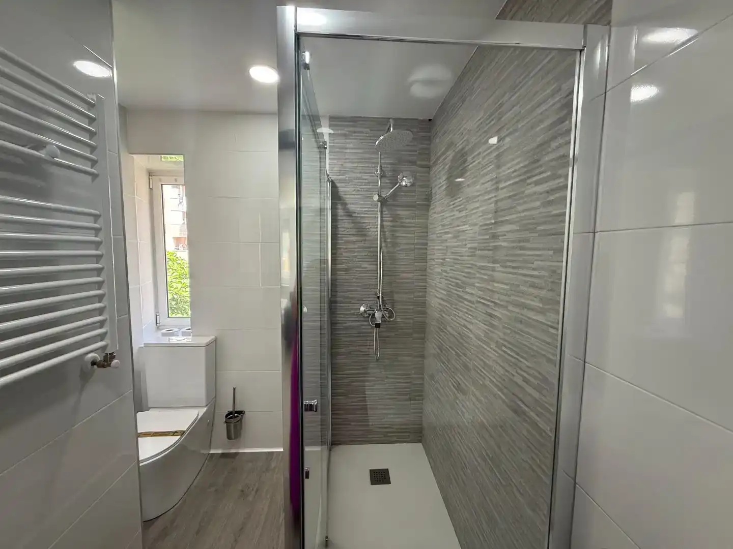 Badezimmer von Haus oder Chalet zur Miete in Santander mit Privatgarten, Möbliert und Ofen