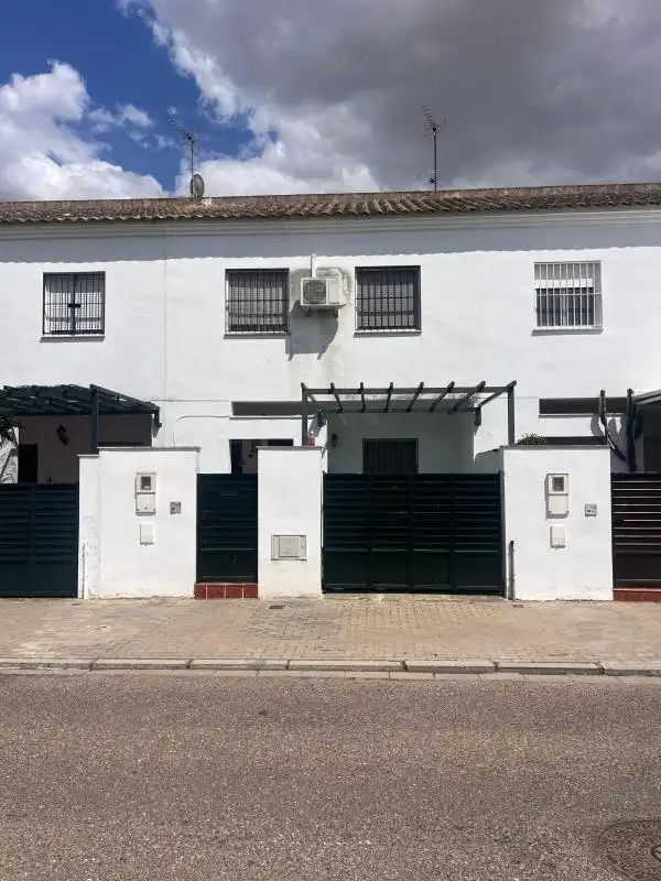 Vista exterior de Casa adosada en venda en Sevilla amb Aire condicionat, Calefacció i Jardí privat
