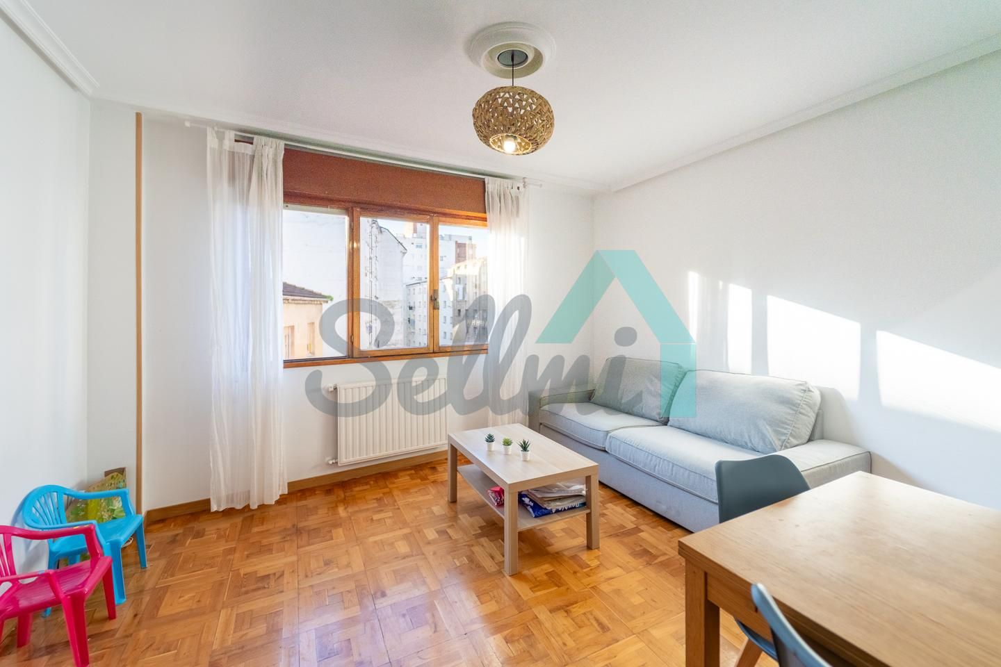 Sala de estar de Piso de alquiler en Oviedo  con Calefacción, Parquet y Amueblado