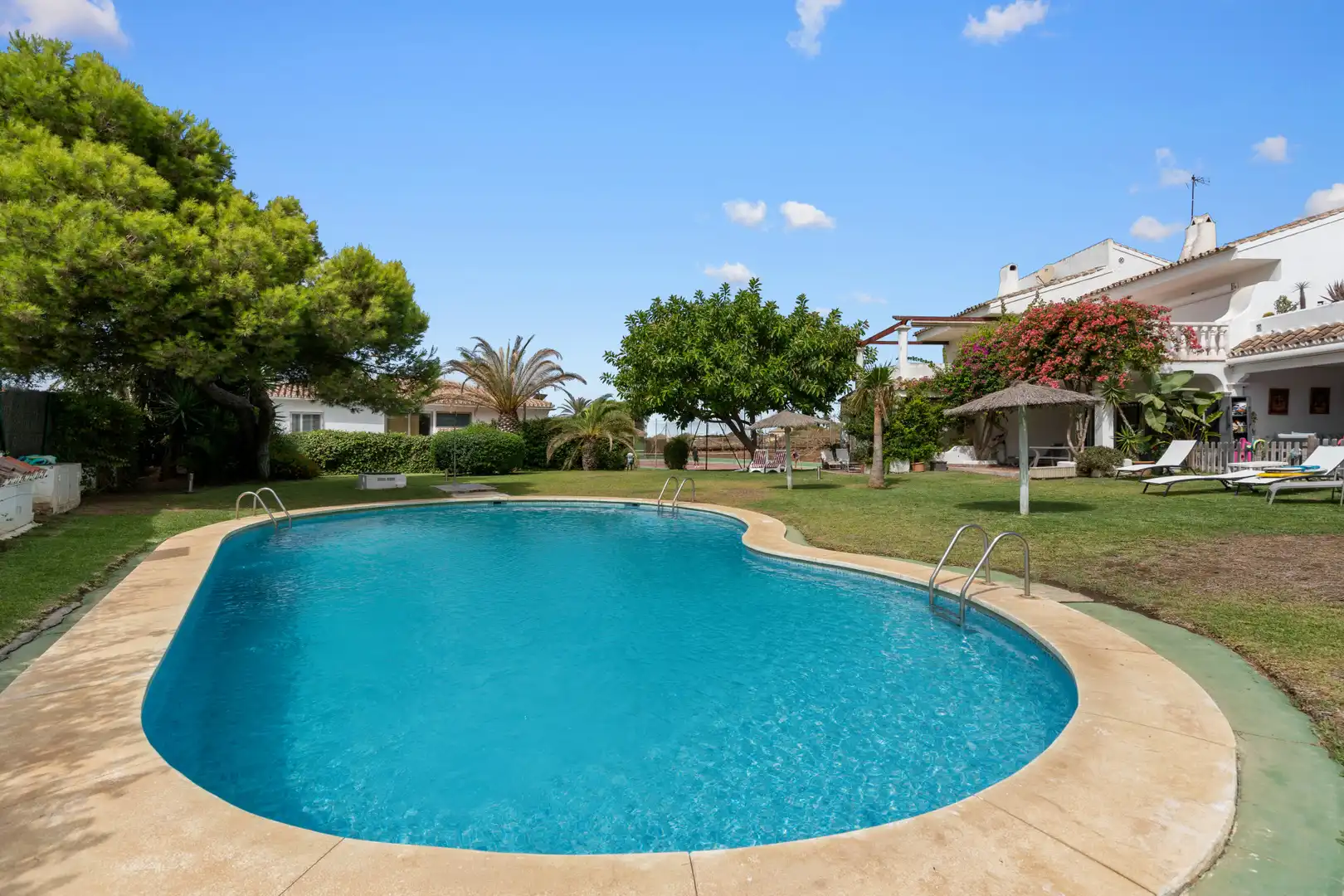 Piscina de Casa adosada en venta en Marbella con Aire acondicionado, Terraza y Piscina