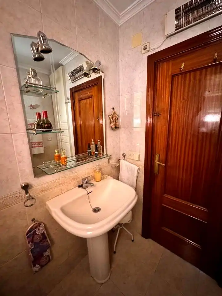 Bathroom of Flat for sale in Madrid  with Heating, Furnished and Alarm