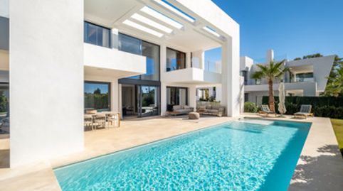 Descubra el Lujo Moderno y la Inversión Segura en Estepona