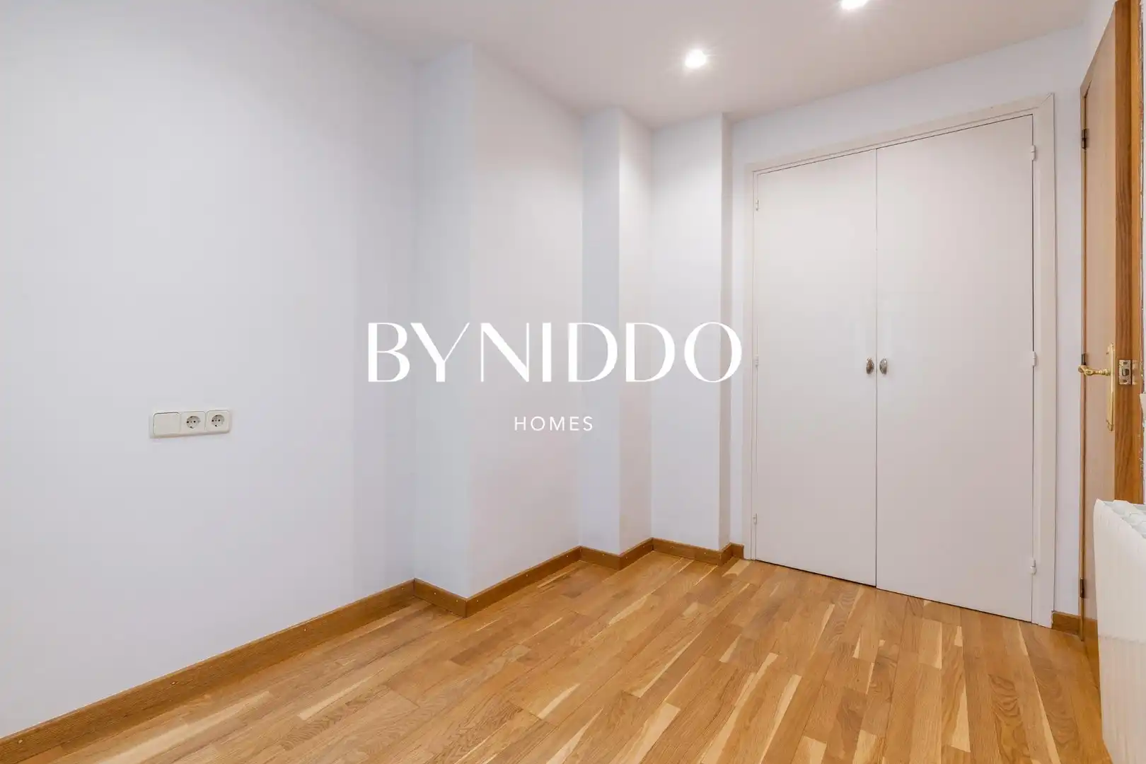 Bedroom of Flat for sale in Sant Cugat del Vallès  with Air Conditioner, Heating and Parquet flooring