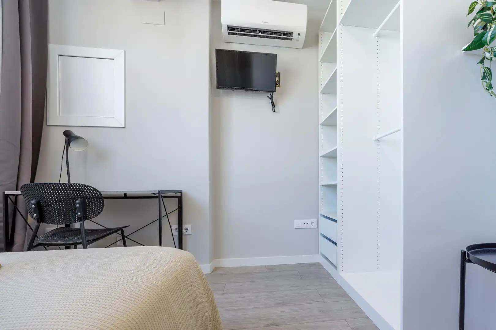 Bedroom of Flat for share in Valencia  with Air Conditioner, Washing machine and TV
