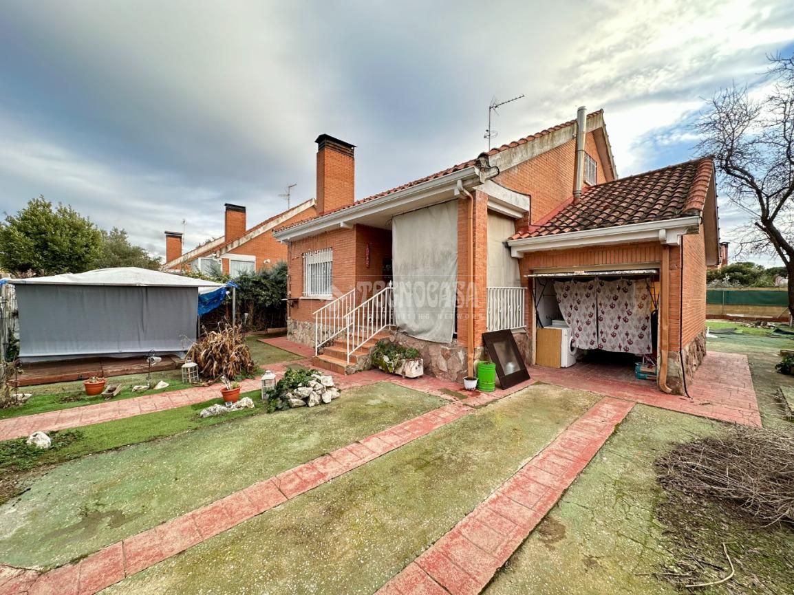 Vista exterior de Casa o chalet en venta en Pioz con Calefacción, Terraza y Piscina comunitaria