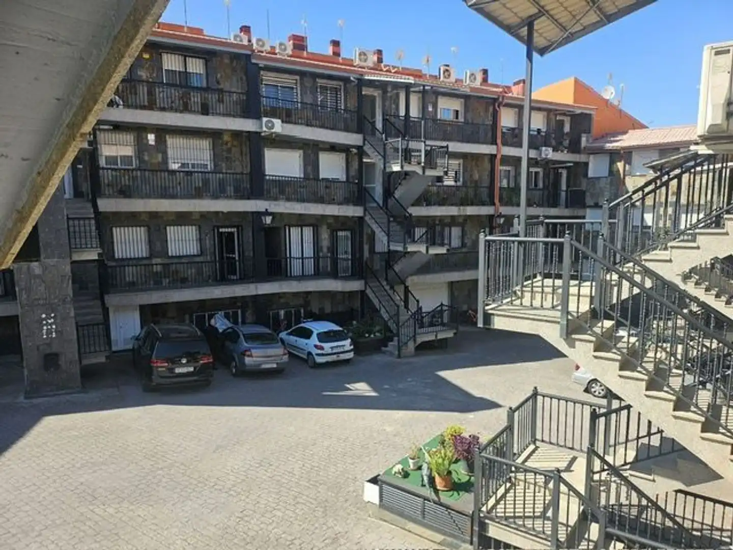 Vista exterior de Piso en venta en Torres de la Alameda con Calefacción y Trastero