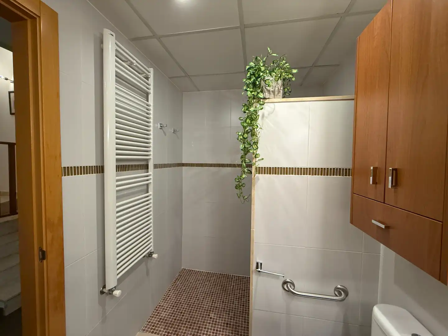 Badezimmer von Einfamilien-Reihenhaus zum Verkauf in La Pobla del Duc mit Klimaanlage, Heizung und Terrasse