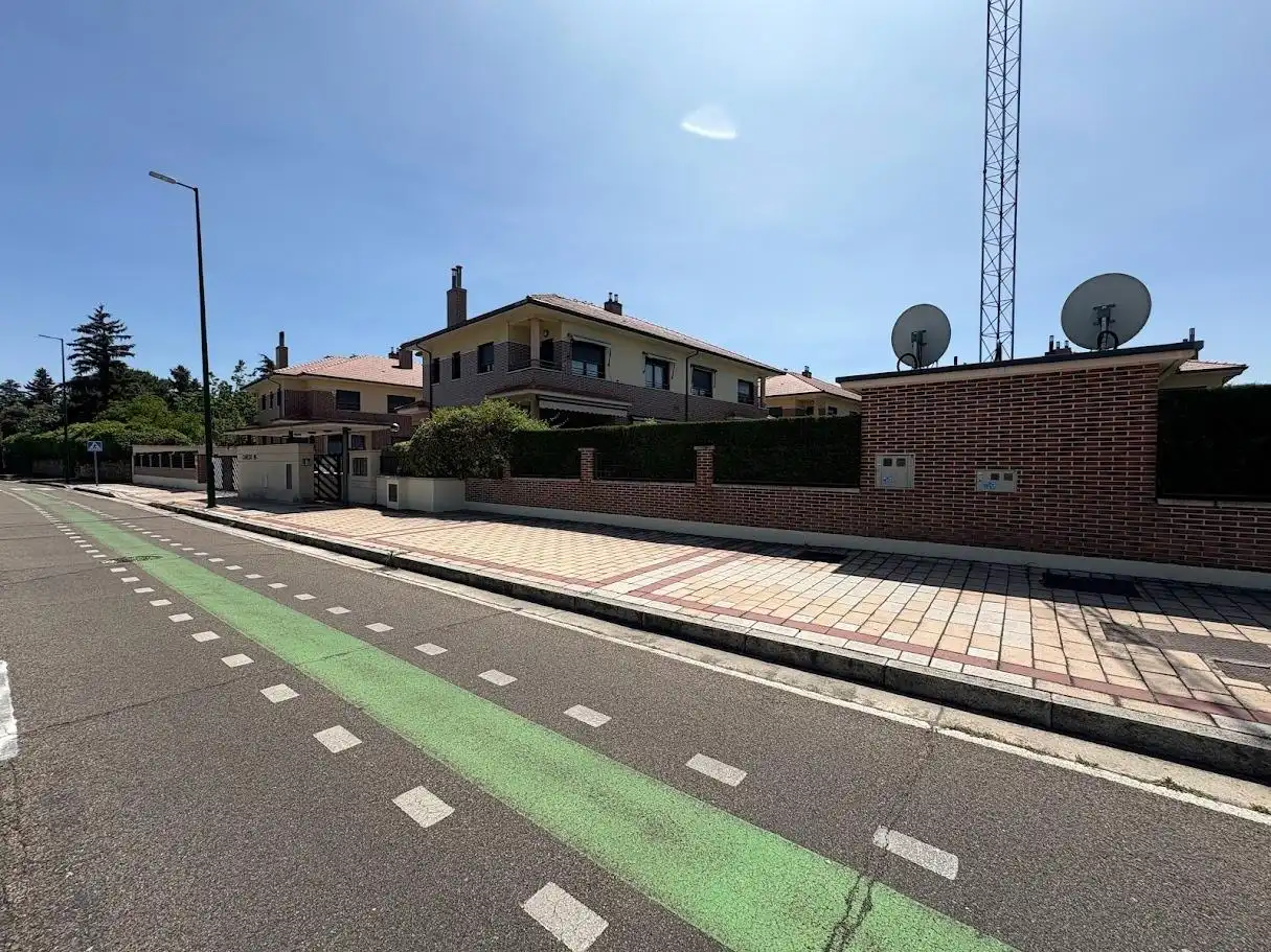 Außenansicht von Einfamilien-Reihenhaus zum Verkauf in Valladolid mit Klimaanlage, Heizung und Privatgarten