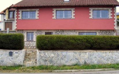 Vista exterior de Casa o xalet en venda en Marina de Cudeyo amb Jardí privat, Traster i Moblat